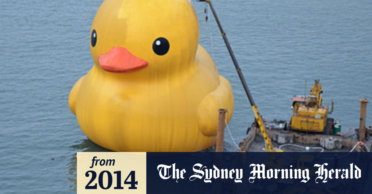 Giant rubber duck explodes in Taiwan