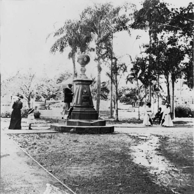 A drinking fountain in the Botanic Gardens in 1910.
