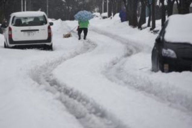 Second Japan snow storm leaves thousands stranded as death toll rises