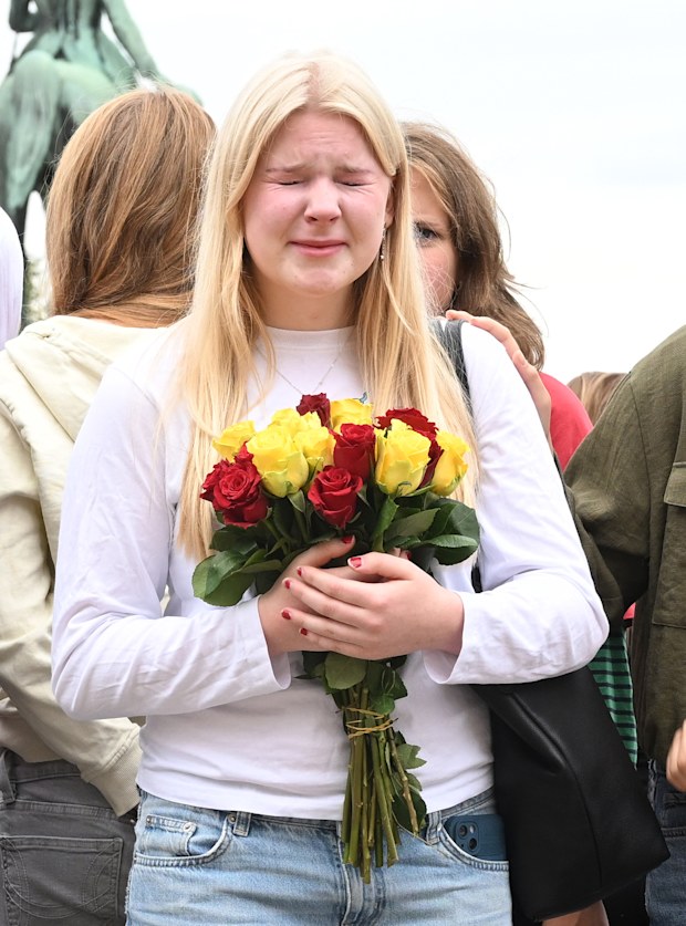 eople gather to pay their respects at The Royal Palace Square in Oslo after the death of King Harald V of Norway on August 28, 2026