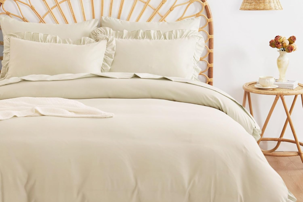 Wake In Cloud Ruffle Quilt Cover Set.