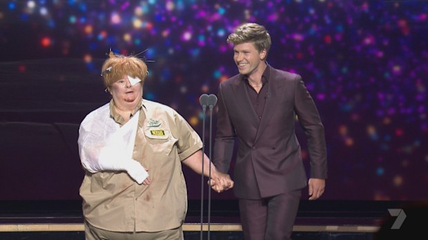 Gold Logie Winner 2026: Sam Pang handed Gold Logie by Magda Szubanski at  the 2026 Logies | Nine.com.au