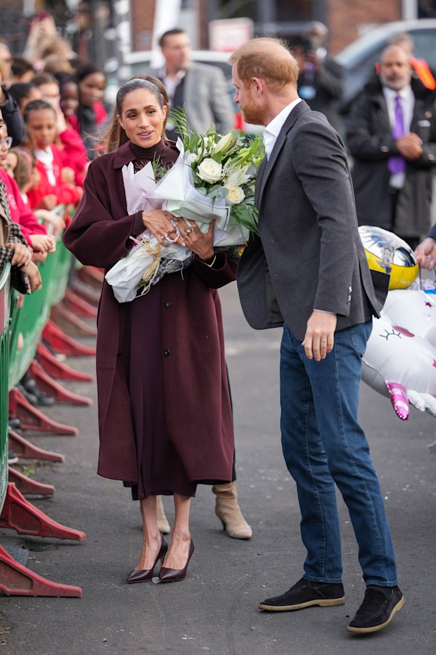 Meghan, Sussex Düşesi çiçek buketi tutarak ve Prens Harry, Sussex Dükü ile birlikte Community Recording Studio'ya (CRS) geliyor,