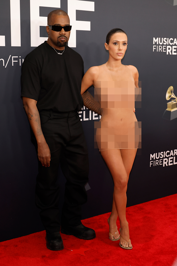 Kanye West y Bianca Censori en la alfombra roja de los Grammy 2025