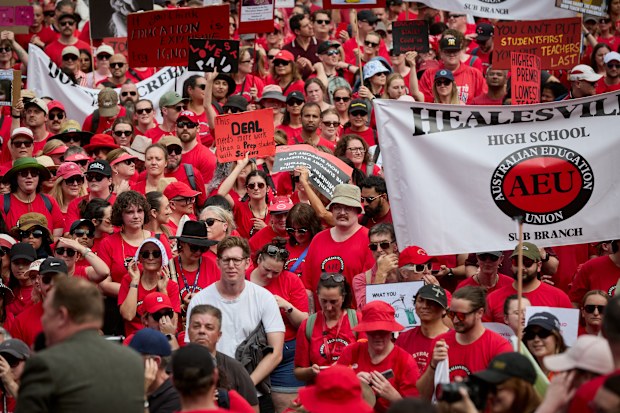 Melbourne CBD'de AEU grevi yapan öğretmenler.