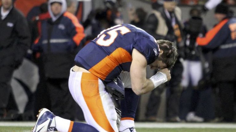 Tim Tebow Prays To Tom Brady Jesus New England Patriots T-Shirt