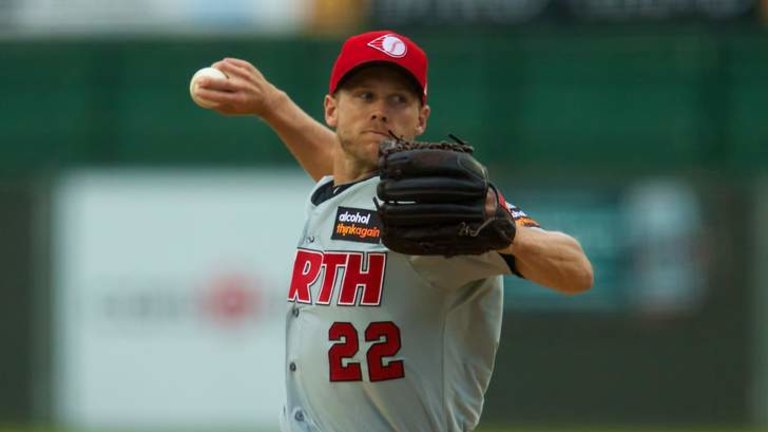 The Perth Heat have been beaten again with Sydney Blue Sox pitcher