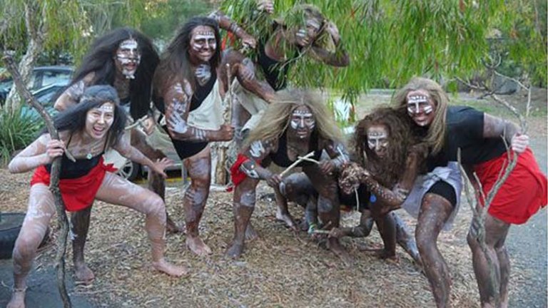 sagde gyde flygtninge Uproar as students dress as 'traditional' Aboriginal people