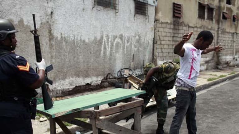 Jamaica violence sparks fear of martial law