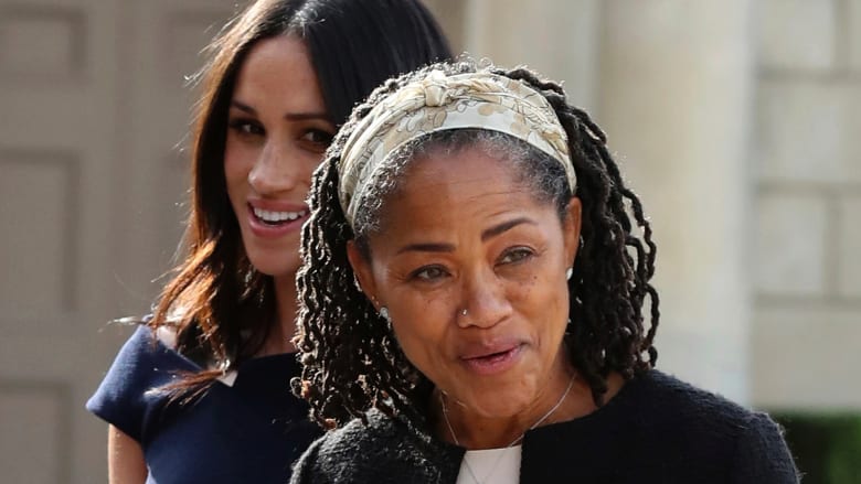 Meghan Markle (belakang) dan Doria Ragland tiba di Cliveden House Hotel, di Berkshire, Inggris, 18 Mei 2018.