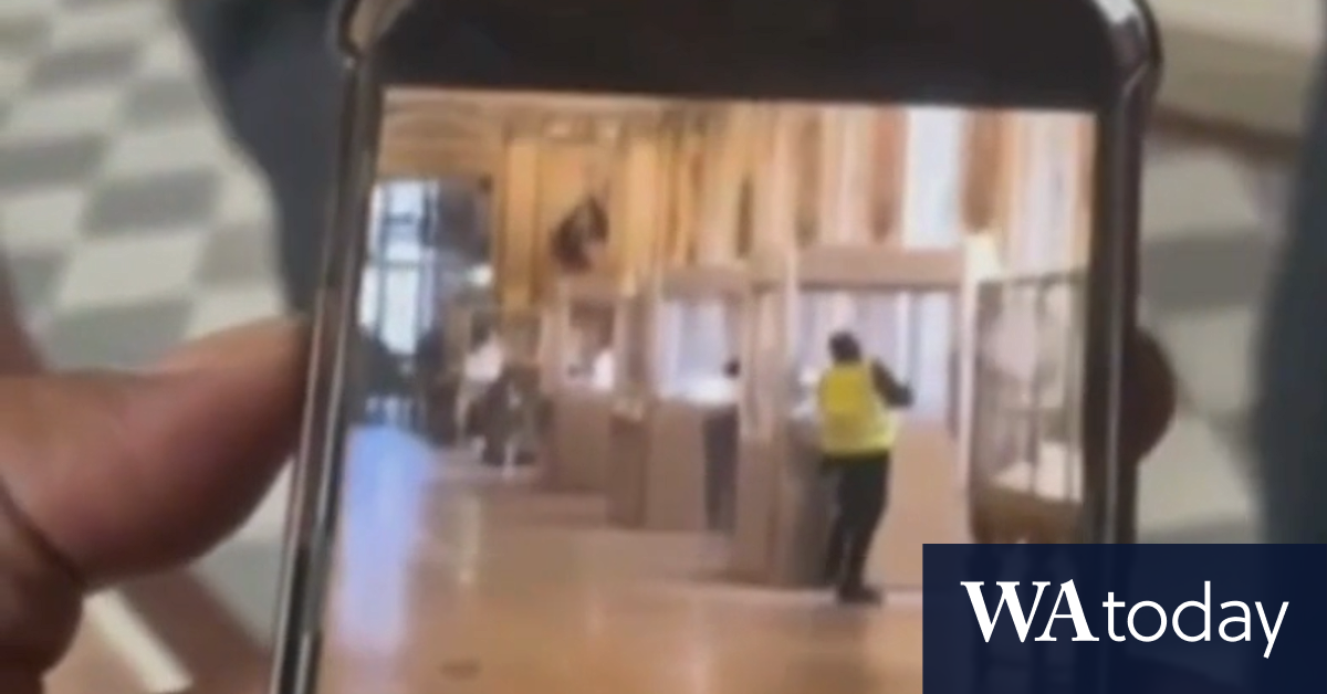 ‘Four-minute’ daylight heist: Thieves steal priceless jewels from Louvre