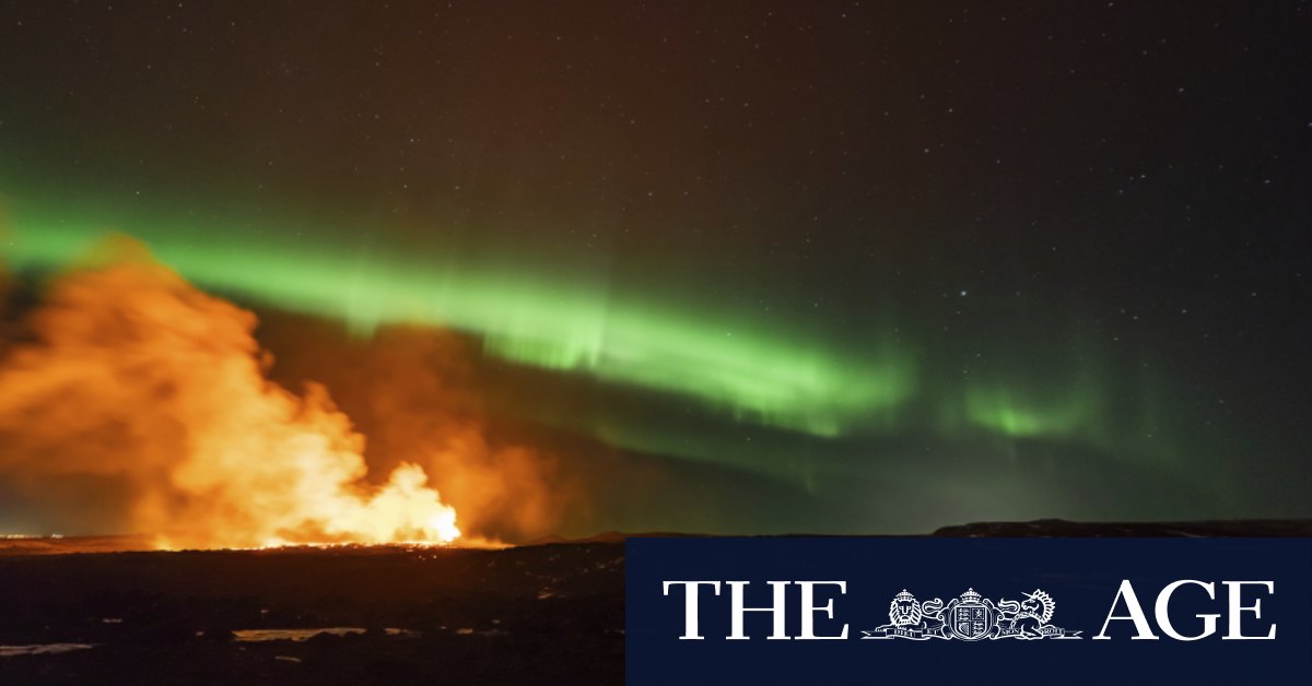 Timelapse shows Icelandic volcano erupting amid northern lights
