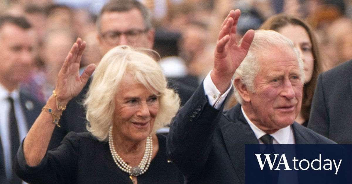 Queen Elizabeth dies: King Charles meets the public outside the gates of Buckingham Palace - Vimarsana News