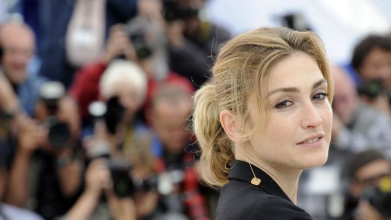 French President Francois Hollande accused of having affair with actress Julie Gayet pic