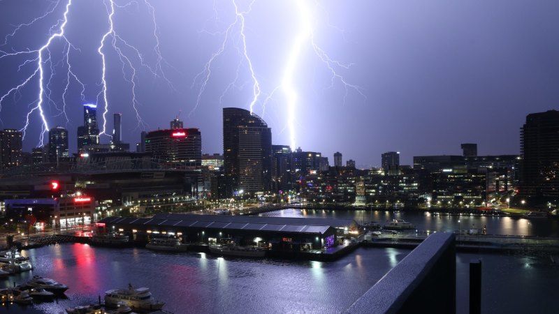 melbourne-weather-city-tosses-and-turns-through-warm-night