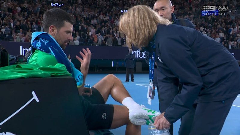 Medics arrive for Djokovic after third set