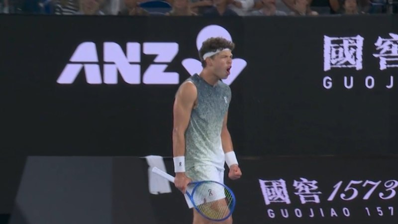 Shelton roars after remarkable comeback