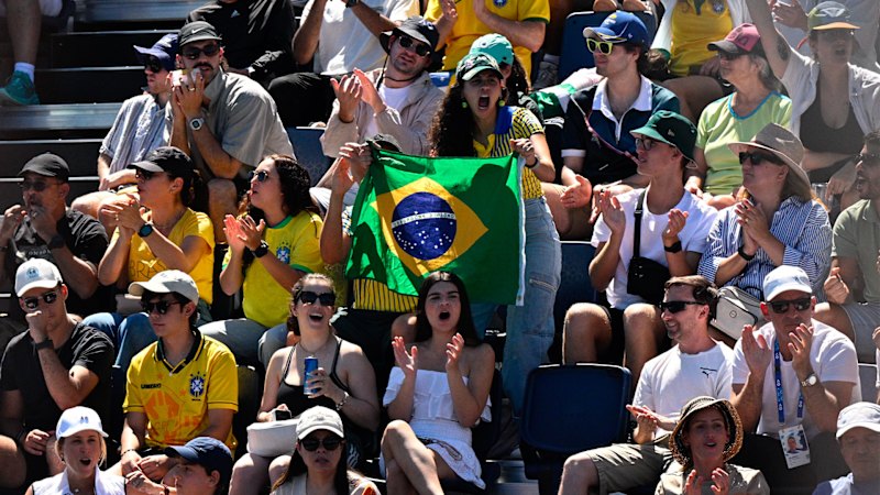 Fans cheer on Brazilian teen sensation Joao Fonseca at AO