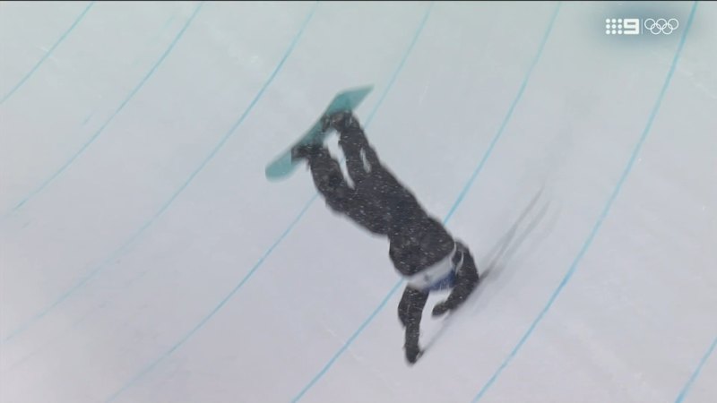 Video: Snowboarder’s nasty halfpipe crash