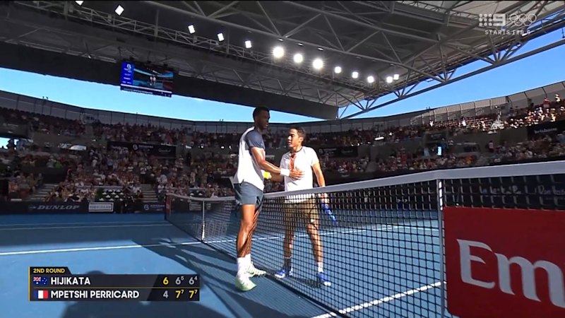 Hijikata falls short in three-set thriller