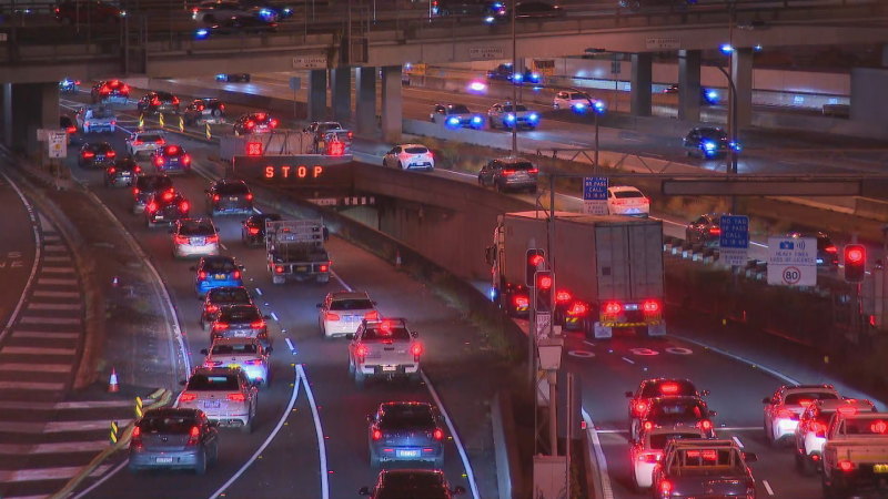 Video: Over-height truck blocks tunnel