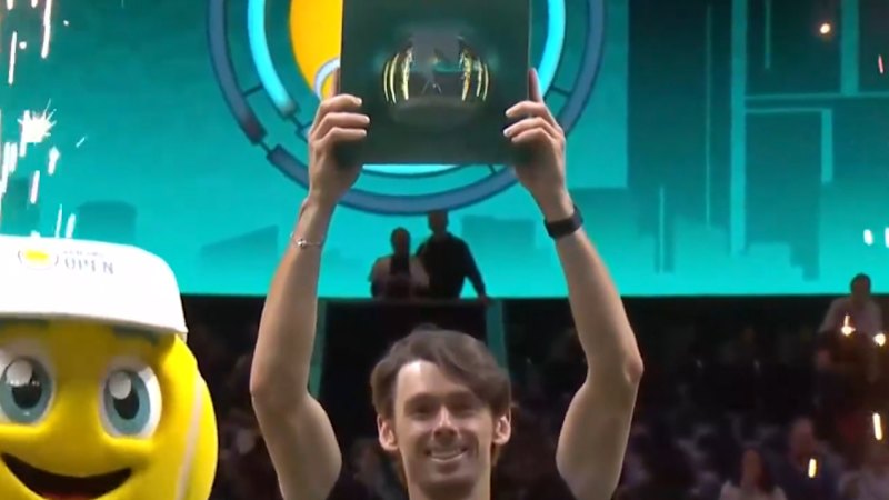 De Minaur wins Rotterdam title