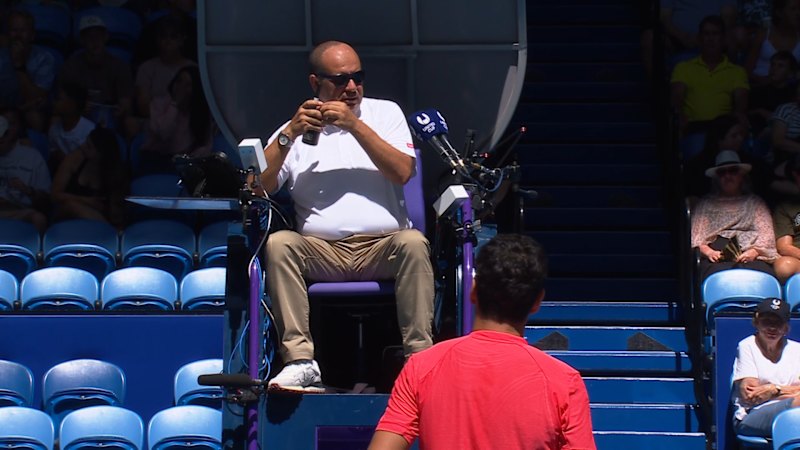 Technical issue halts first point of match