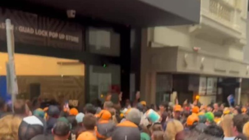 F1 fans celebrate Oscar Piastri’s arrival in Melbourne