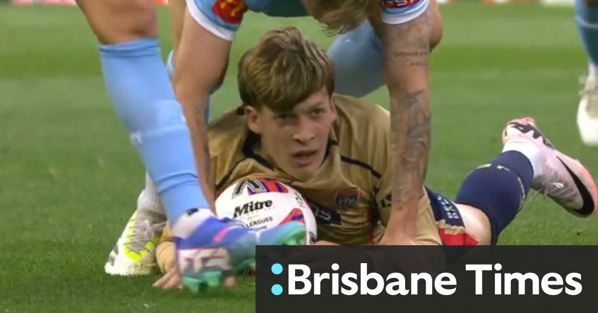 Video Jets fans heckle City star after red card