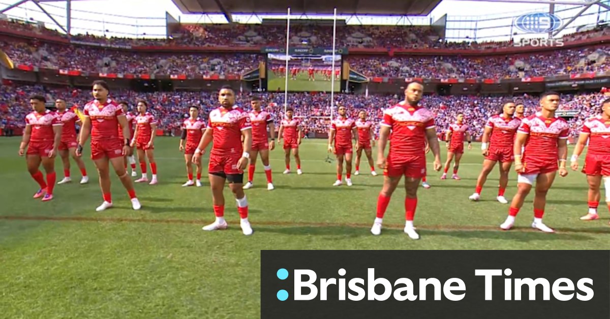 Crowd erupts as Samoa, Tonga perform war dances