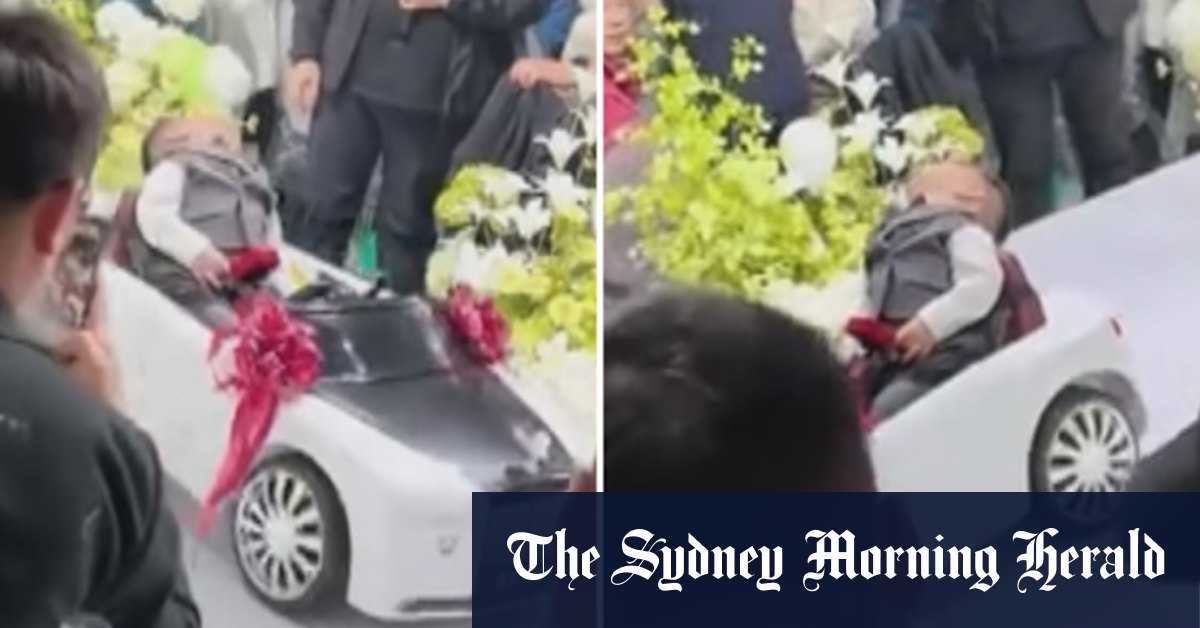 Sleepy toddler steals wedding spotlight