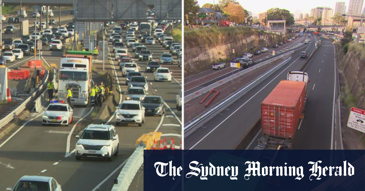 Video Overheight truck has blocked the Sydney Harbour Tunnel
