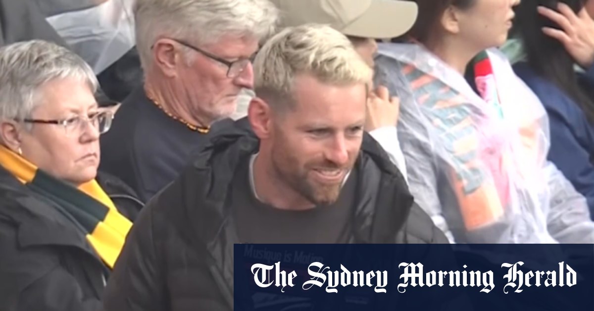 Phipps rinses Foley for ‘midlife crisis’