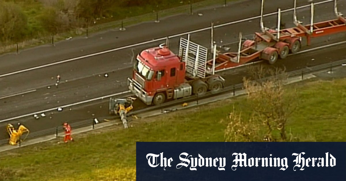 Video Truck crash north of Melbourne