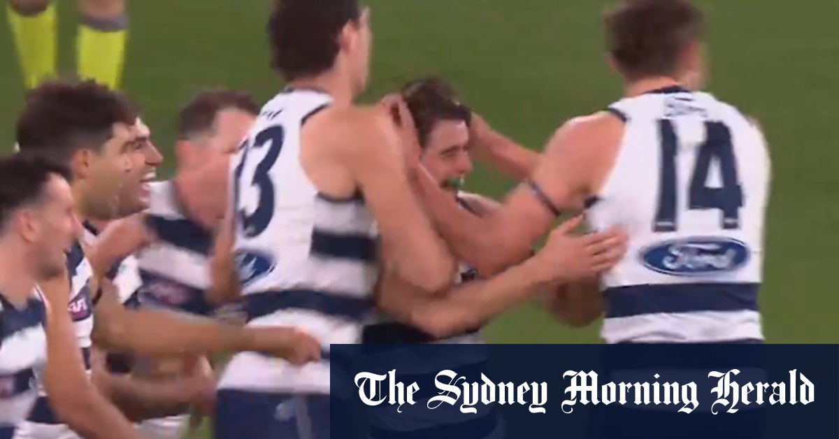 Mullin snaps his first AFL goal