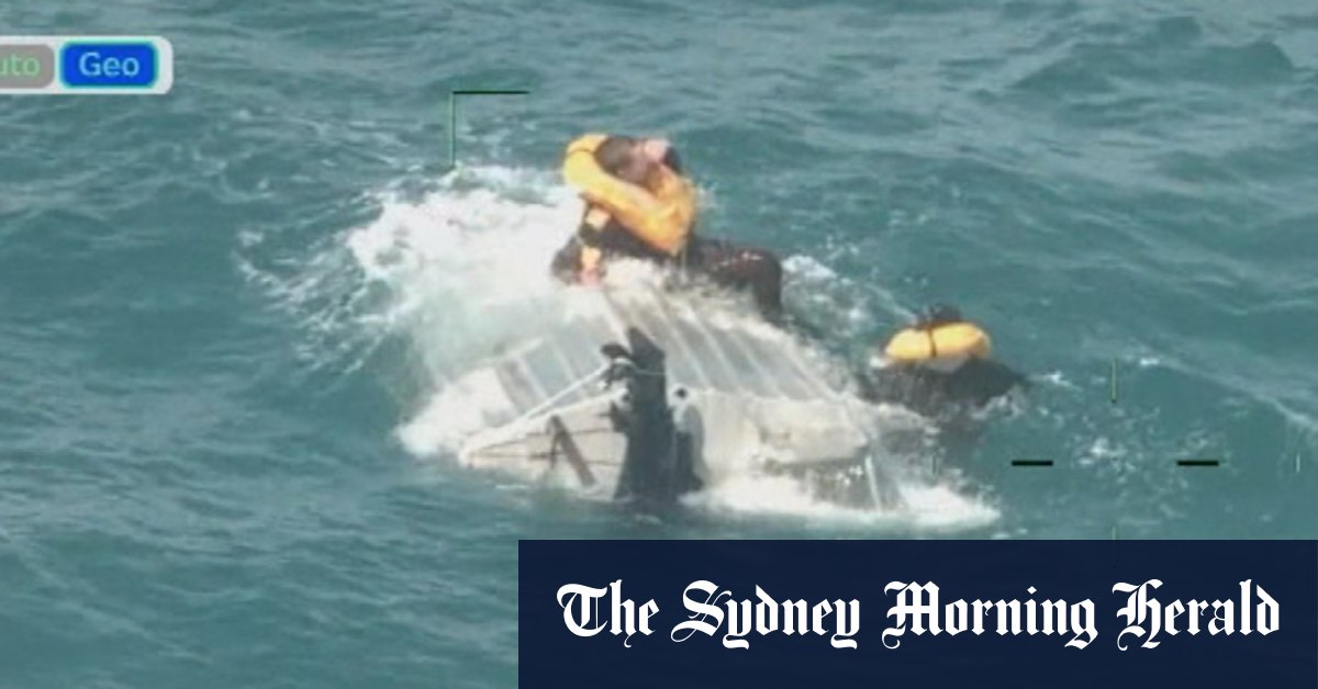 Boaties praised for their actions after tinny capsizes off WA coast