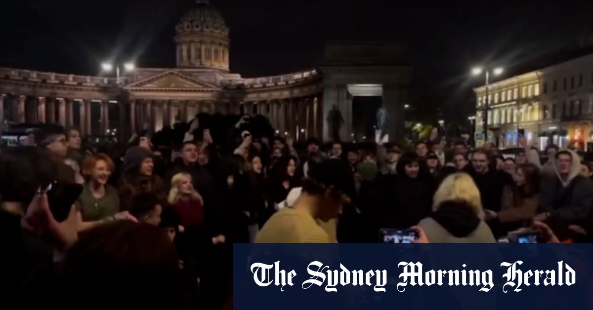 Crowd in St Petersburg sings anti-Putin song