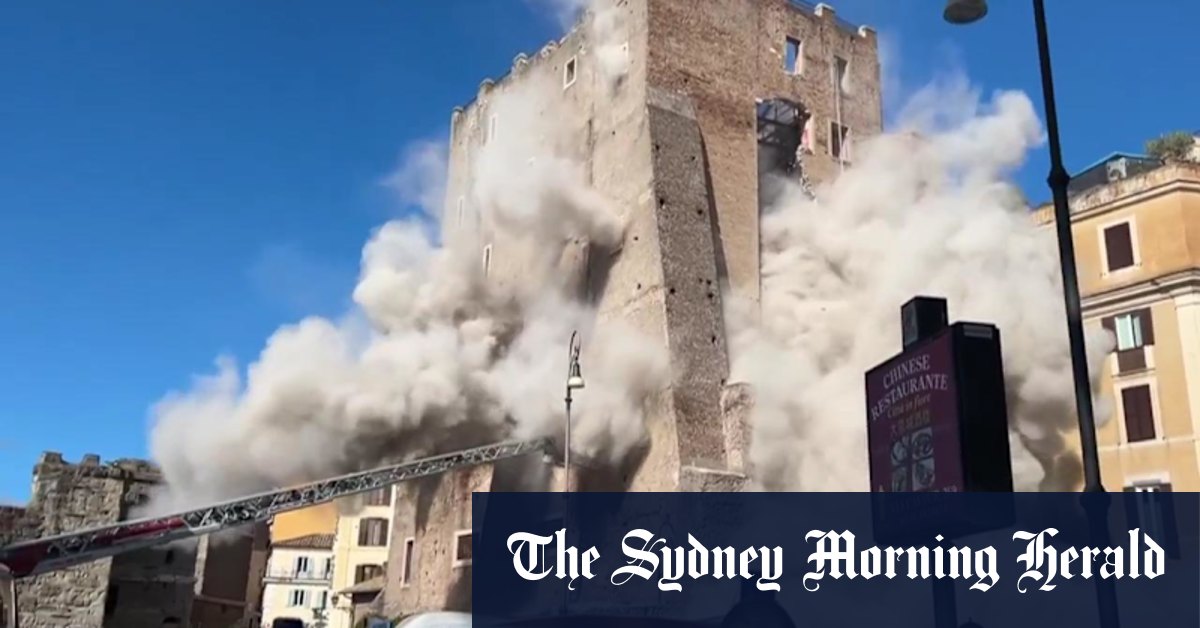 Dramatic collapse of a building near the Roman Forum