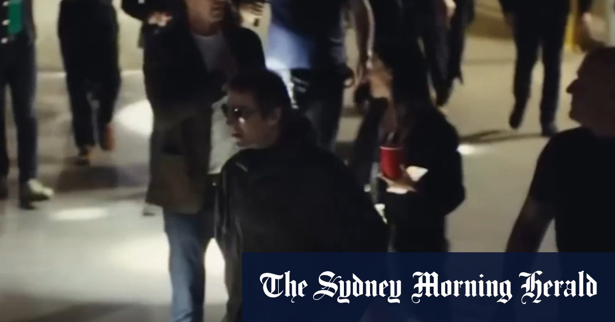 Britpop rockers Oasis touch down in Australia