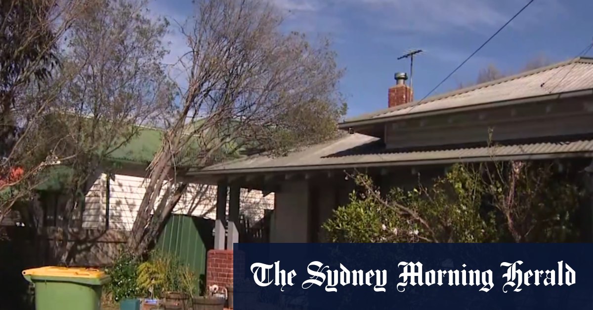 Hundreds of calls for help as wild weather sweeps across Melbourne