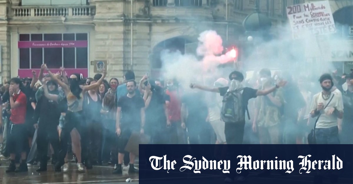 ‘Block Everything’ protests errupt across France