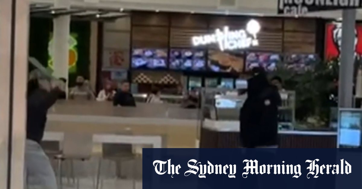 Knife fight breaks out at shopping centre in Melbourne