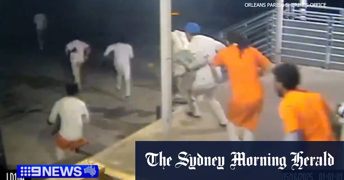 Ten inmates escape from US jail through hole in cell wall