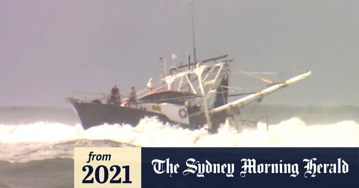 Video: Gold Coast trawler crew scrambles after rough coastal waves