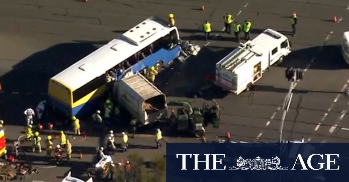 Video Truck crashes into bus in NSW Blue Mountains