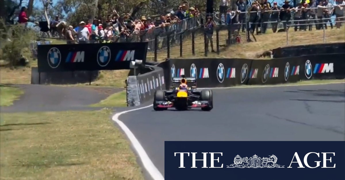 F1 car roars around Mount Panorama