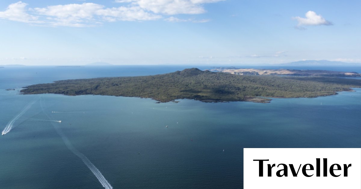 Rangitoto Island, Auckland kayak trip Sunset kayak to island volcano