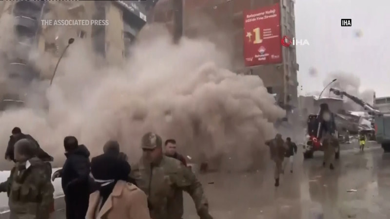 Türkiye depreminden sonra binalar çöktü