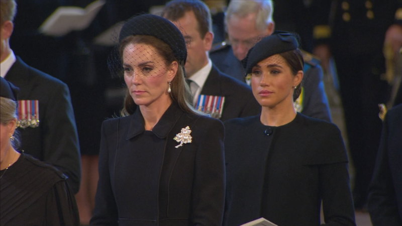 Galler Prensesi, Westminster Hall hizmetinde Kraliçe'nin yasını tutuyor