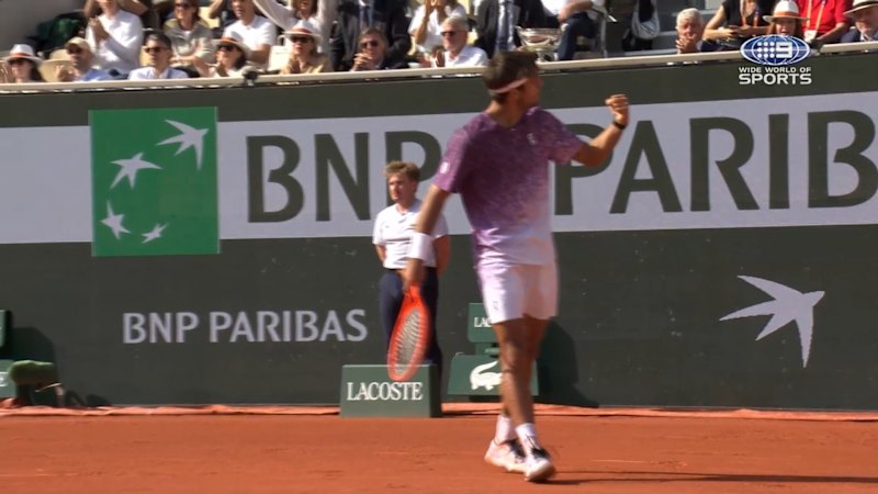 Italian roars to fourth set break